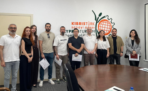 Eğitim sonunda sertifikalarıyla KTSO katılımcıları